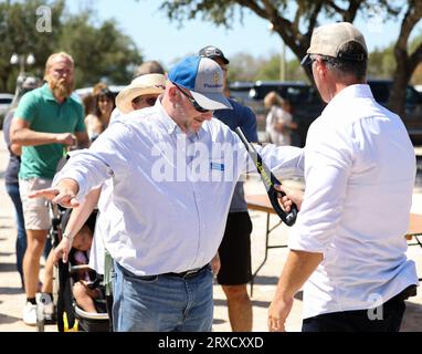 Austin, Texas, USA. September 24, 2023: A campaign worker wands attendees outside an event for Democratic presidential candidate Robert F. Kennedy, Jr. near Austin, Texas, on September 24, 2023. Kennedy, whose father was assassinated on the campaign trail in 1968, has repeatedly asked for Secret Service protection and renewed that call after an armed man was arrested at a campaign event and stands charged with impersonating a police officer. (Credit Image: © Scott Coleman/ZUMA Press Wire) EDITORIAL USAGE ONLY! Not for Commercial USAGE! Credit: ZUMA Press, Inc./Alamy Live News Stock Photo