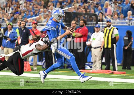 Tennessee Titans outside linebacker Bud Dupree (48) plays against the Miami  Dolphins during an NFL football game, Sunday, Jan. 2, 2022, in Nashville,  Tenn. (AP Photo/John Amis Stock Photo - Alamy