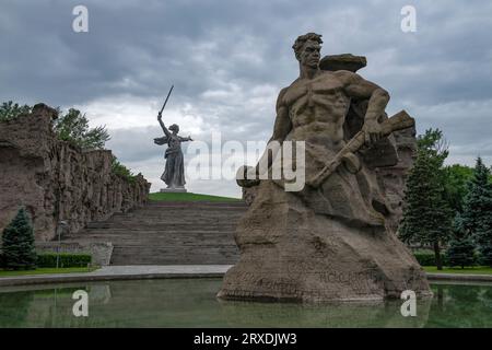 VOLGOGRAD, RUSSIA - JUNE 04, 2023: The sculptural composition 'Stand to Death' and the monument 'Motherland Calls' on a cloudy June morning Stock Photo