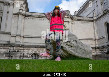 Tate Britain, London, UK. 25th Sep, 2023. Sarah Lucas is photographed outside Tate Britain with her giant concrete marrow sculptures Kevin and Florian (2013) as part of her exhibition Happy Gas, opening 28 Sept 2023-14 Jan 2024. Credit: Malcolm Park/Alamy Live News Stock Photo