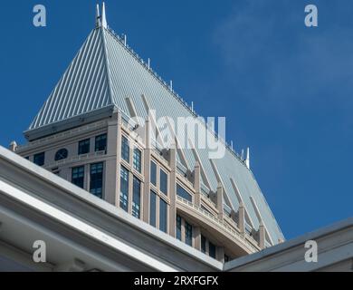 he top of the Seaport tower of the Manchester Grand Hyatt San Diego hotel showing the curved balcony on the Bayview terrace Stock Photo