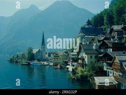 Hallstatt in the Hallstaetter lake in the Salzkammergut. A- Austria, Hallstatt in the Hallstaetter lake in the salt chamber property. A-Austria Stock Photo