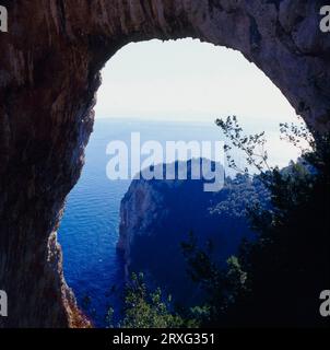 View through the arco naturale (natural arch) on the east coast. I-Italy/Island of Capri Stock Photo