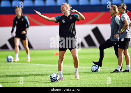 Bochum, Germany. 25th Sep, 2023. Soccer: Women, Nations League, before the match Germany - Iceland. National player Alexandra Popp gestures during the final training session. Credit: Federico Gambarini/dpa/Alamy Live News Stock Photo