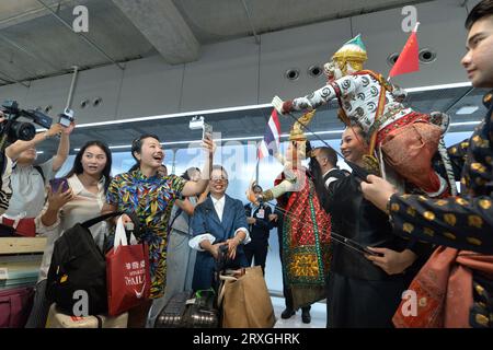 Bangkok, Thailand. 25th Sep, 2023. Staff members welcome Chinese tourists at Suvarnabhumi airport in Bangkok, Thailand, Sept. 25, 2023. Thailand extended a warm welcome to the first batch of visa-exempt flights from China on Monday, marking the launch of the nation's fresh initiative to reinvigorate its Chinese tourist market. Approximately 341 visitors from Shanghai landed at Suvarnabhumi airport on Monday morning, greeted with flowers and applause by the newly appointed Prime Minister (PM) Srettha Thavisin and several senior Thai officials. Credit: Rachen Sageamsak/Xinhua/Alamy Live News Stock Photo
