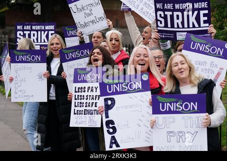 School support workers, who are members of Unison, on the picket line at Trinity Primary School in Edinburgh. Essential school staff including cleaners, janitors and support workers have been locked in a pay dispute, with a new offer estimated to cost £580 million. Picture date: Tuesday September 26, 2023. Stock Photo