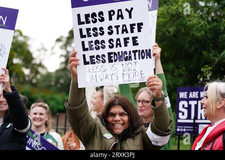 School support workers, who are members of Unison, on the picket line at Trinity Primary School in Edinburgh. Essential school staff including cleaners, janitors and support workers have been locked in a pay dispute, with a new offer estimated to cost £580 million. Picture date: Tuesday September 26, 2023. Stock Photo