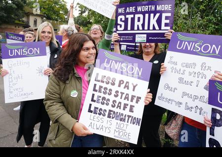 School support workers, who are members of Unison, on the picket line at Trinity Primary School in Edinburgh. Essential school staff including cleaners, janitors and support workers have been locked in a pay dispute, with a new offer estimated to cost £580 million. Picture date: Tuesday September 26, 2023. Stock Photo