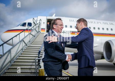 26 September 2023, Estonia, Ämari: Boris Pistorius (l, SPD), Federal Minister of Defense, is received by his Estonian counterpart Hanno Pevkur at the Ämari Airbase. After Latvia, Pistorius will also visit neighboring Estonia until Sept. 27, 2023. Photo: Kay Nietfeld/dpa Stock Photo