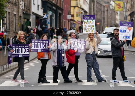 School support workers, who are members of Unison, on the picket line at Royal Mile Primary School in Edinburgh. Essential school staff including cleaners, janitors and support workers have been locked in a pay dispute, with a new offer estimated to cost £580 million. Picture date: Tuesday September 26, 2023. Stock Photo