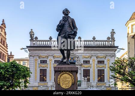 Das Goethedenkmal auf dem Naschmarkt vor der Alten Börse in Leipzig, Sachsen, Deutschland |   Johann Wolfgang von Goethe monument and the Alte Börse o Stock Photo