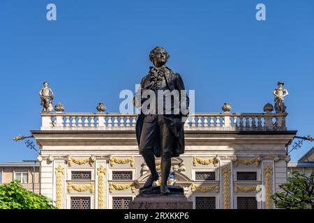 Das Goethedenkmal auf dem Naschmarkt vor der Alten Börse in Leipzig, Sachsen, Deutschland |   Johann Wolfgang von Goethe monument and the Alte Börse o Stock Photo