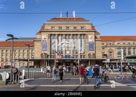 Der Hauptbahnhof  in Leipzig, Sachsen, Deutschland |   Leipzig Hauptbahnhof Leipzig main station  in Leipzig, Saxony, modernes Seniorenheim Stock Photo