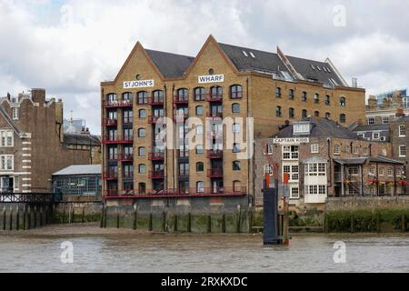 St. John's Wharf residential development and Captain Kidd Pub on the river Thames, Wapping. Stock Photo