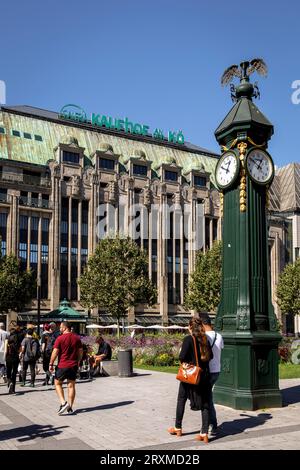 clock Gruene Mathilde (Green Mathilde) on Cornelius square in front of the department store Kaufhof Galeria an der Koe on the street Koenigsallee, Due Stock Photo