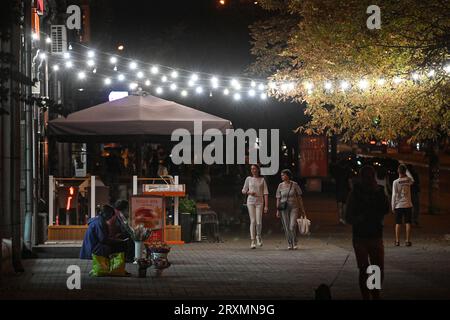 Non Exclusive: ZAPORIZHZHIA, UKRAINE - SEPTEMBER 25, 2023 - Members of the public stroll in the evening, Zaporizhzhia, southeastern Ukraine. Stock Photo