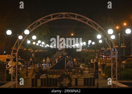 Non Exclusive: ZAPORIZHZHIA, UKRAINE - SEPTEMBER 25, 2023 - Members of the public stroll in the evening, Zaporizhzhia, southeastern Ukraine. Stock Photo