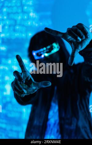 Tecnologia neon futuristica. Uomo con occhiali in futuro illuminazione  cyberpunk. Colore viola fluorescente sul viso. Studio ritratto. Techno rave  party Foto stock - Alamy