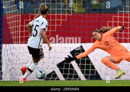 Bochum, Germany. 26th Sep, 2023. Soccer, Women: Nations League A women, Germany - Iceland, group stage, group 3, matchday 2. Germany's Giulia Gwinn scores the 2:0. Credit: Federico Gambarini/dpa/Alamy Live News Stock Photo