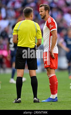 Referee Robert Hartmann in conversation with Harry Kane FC Bayern Munich FCB (09), Allianz Arena, Munich, Bavaria, Germany Stock Photo