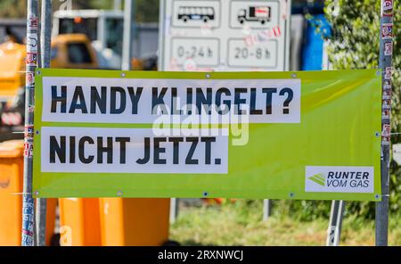 26.09.2023, Verkehrsgroßkontrolle an der Autobahn 3, Tank und Rastanlage Weikirchen Nord Mit Unterstützung von Beamten und Beamtinnen aus angrenzenden Bundesländern sowie anderen im Straßenverkehr tätigen Fachbehörden, führt das Polizeipräsidium Südosthessen am heutigen Dienstag eine großangelegte Verkehrskontrolle im Bereich der Tank und Rastanlage Weiskirchen Nord A3 Fahrtrichtung Frankfurt durch. Bild: Ein Banner mit der Aufschrift: Handy klingelt Nicht jetzt. der Polizei. *** 26 09 2023, large-scale traffic control on the highway 3, tank and rest area Weikirchen North With the support of o Stock Photo