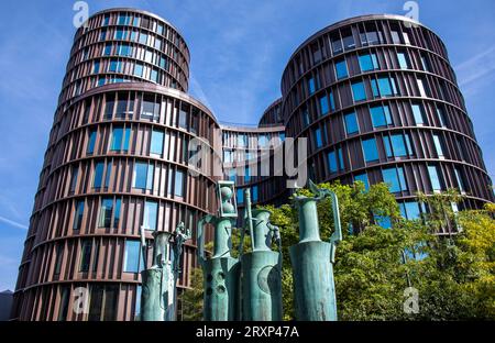 Copenhague: A la sombra de las imponentes torres Axel, ánforas de bronce en primer plano, Denmark Stock Photo