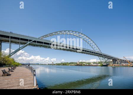 Summer Landscape with transportation double-story truss Fremont Bridge with big arched support with rope tension ties over the Willamette River in Por Stock Photo