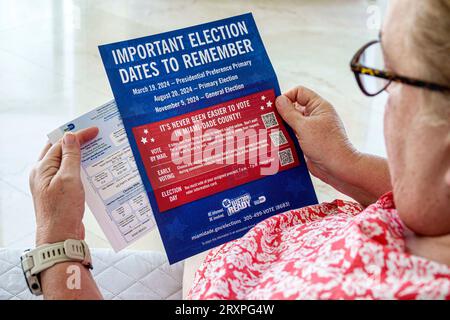 Miami Beach,Hispanic Latin Latino,ethnic ethnicity,immigrant minority, Hispanics Latins Latinos immigrants minorities resident,residents,reading holdi Stock Photo