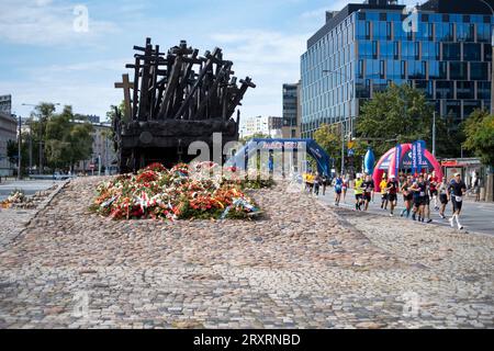 Denkmal für die im Osten Gefallenen und Ermordeten von Maksymilian Biskupski in Warschau. Das Denkmal erinnert an die Opfer der sowjetischen Invasion in Polen während des Zweiten Weltkriegs und der anschließenden Repressionen. Es wurde am 17. September 1995 eingeweiht./Monument to the Fallen and Murdered in the East by Maksymilian Biskupski in Warsaw. The monument commemorates the victims of the Soviet invasion of Poland during World War II and the subsequent repressions. It was inaugurated on September 17, 1995. snapshot-photography/K.M.Krause *** Monument to the Fallen and Murdered in the Stock Photo