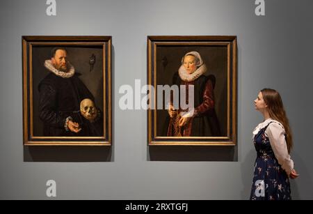 The National Gallery, London, UK. 27th Sept, 2023. The Credit Suisse Exhibition: Frans Hals runs from 30 Sept 2023-21 Jan 2024, the largest exhibition of the artists paintings for more than 30 years and includes epic large group portraits by the gifted Dutch Golden Age artist on rare loan from the Netherlands. Image: Portrait of a Man holding a Skull, Portrait of a Woman Standing, about 1612. Credit: Malcolm Park/Alamy Live News Stock Photo
