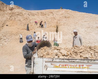 Workers excavating a new site in the Valley of the Kings, where for a period of 500 years tombs were excavated for pharaohs, Thebes Stock Photo