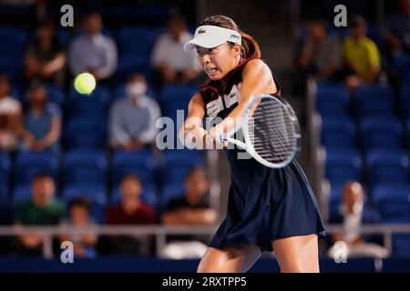 September 27, 2023, Tokyo, Japan: Mai HONTAMA (JPN) hits a return against Iga SWIATEK (POL) during their women's singles match of the Toray Pan Pacific Open Tennis Tournament 2023 at the Ariake Coliseum. The tournament is held from September 25 to October 1. (Credit Image: © Rodrigo Reyes Marin/ZUMA Press Wire) EDITORIAL USAGE ONLY! Not for Commercial USAGE! Stock Photo