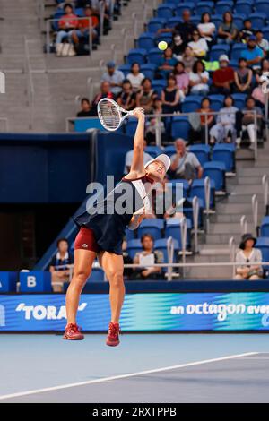 September 27, 2023, Tokyo, Japan: Mai HONTAMA (JPN) serves against Iga SWIATEK (POL) during their women's singles match of the Toray Pan Pacific Open Tennis Tournament 2023 at the Ariake Coliseum. The tournament is held from September 25 to October 1. (Credit Image: © Rodrigo Reyes Marin/ZUMA Press Wire) EDITORIAL USAGE ONLY! Not for Commercial USAGE! Stock Photo