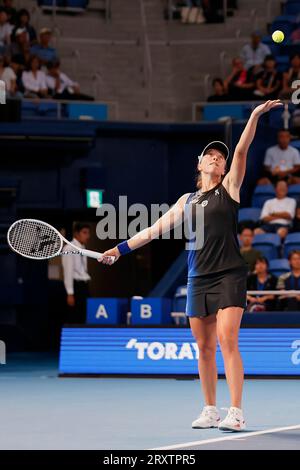 September 27, 2023, Tokyo, Japan: Iga SWIATEK (POL) serves against Mai HONTAMA (JPN) during their women's singles match of the Toray Pan Pacific Open Tennis Tournament 2023 at the Ariake Coliseum. The tournament is held from September 25 to October 1. (Credit Image: © Rodrigo Reyes Marin/ZUMA Press Wire) EDITORIAL USAGE ONLY! Not for Commercial USAGE! Stock Photo