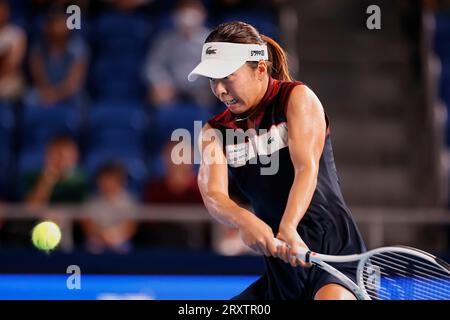 September 27, 2023, Tokyo, Japan: Mai HONTAMA (JPN) hits a return against Iga SWIATEK (POL) during their women's singles match of the Toray Pan Pacific Open Tennis Tournament 2023 at the Ariake Coliseum. The tournament is held from September 25 to October 1. (Credit Image: © Rodrigo Reyes Marin/ZUMA Press Wire) EDITORIAL USAGE ONLY! Not for Commercial USAGE! Stock Photo