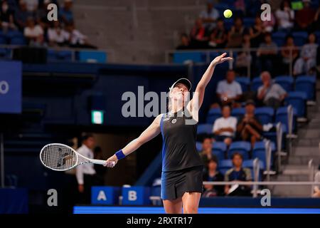 September 27, 2023, Tokyo, Japan: Iga SWIATEK (POL) serves against Mai HONTAMA (JPN) during their women's singles match of the Toray Pan Pacific Open Tennis Tournament 2023 at the Ariake Coliseum. The tournament is held from September 25 to October 1. (Credit Image: © Rodrigo Reyes Marin/ZUMA Press Wire) EDITORIAL USAGE ONLY! Not for Commercial USAGE! Stock Photo