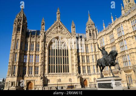 Palace of Westminster / The Houses of Parliament and statue of Richard Coeur de Lion (Richard the Lionheart), Old Palace Yard,  London, England, UK Stock Photo
