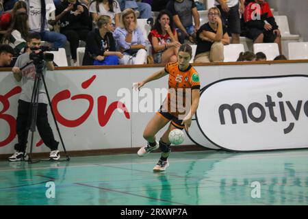 September 26, 2023, Gijon, Asturias, Spain: Gijon, Spain, 26th September, 2023: Super Amara Bera Bera player, Anne Erauskin (25) dribbles the ball during the 8th Matchday of the Liga Guerreras Iberdrola 2023-24 between Motive.co Gijon Balonmano La Calzada and Super Amara Bera Bera, on September 26, 2023, at the La Arena Sports Pavilion, in GijÃ³n, Spain. (Credit Image: © Alberto Brevers/Pacific Press via ZUMA Press Wire) EDITORIAL USAGE ONLY! Not for Commercial USAGE! Stock Photo