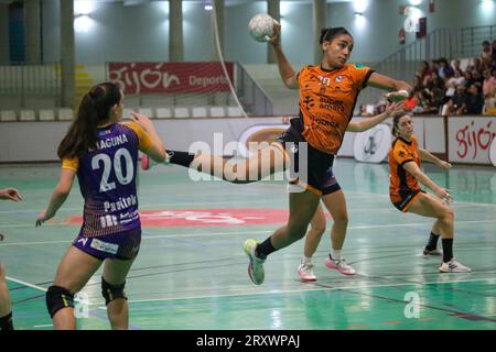 September 26, 2023, Gijon, Asturias, Spain: Gijon, Spain, 26th September, 2023: Super Amara Bera Bera player, Carmen Arroyo (70) shoots on goal during the 8th Matchday of the Liga Guerreras Iberdrola 2023-24 between Motive.co Gijon Balonmano La Calzada and Super Amara Bera Bera, on September 26, 2023, at the La Arena Sports Pavilion, in GijÃ³n, Spain. (Credit Image: © Alberto Brevers/Pacific Press via ZUMA Press Wire) EDITORIAL USAGE ONLY! Not for Commercial USAGE! Stock Photo