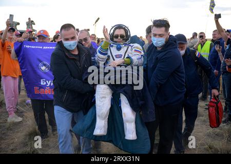 Zhezkazgan, Kazakhstan. 27 September, 2023. Expedition 69 Roscosmos cosmonaut Dmitri Petelin waves as he his carried from the Russian Soyuz MS-23 spacecraft shortly after landing, September 27, 2023 in Zhezkazgan, Kazakhstan. Roscosmos cosmonauts Sergey Prokopyev, Dmitri Petelin and NASA astronaut Frank Rubio returned after 371 days aboard the International Space Station.  Credit: Bill Ingalls/NASA/Alamy Live News Stock Photo