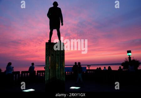 Dusk at Cook Inlet, Captain Cook Memorial, Resolution Park, Anchorage, Alaska, USA, Dusk at Cook Inlet, Captain Cook, Resolution Park, Anchorage Stock Photo