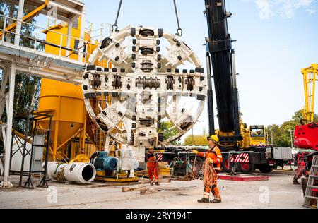 28 September 2023, Hamburg: A drill head from Hamburger Energiewerke for the district heating tunnel under the Elbe is lifted by crane into a shaft for tunnel construction. Heat from the port will one day heat tens of thousands of apartments in western Hamburg once the old coal-fired power plant in Wedel is taken off the grid. Photo: Daniel Bockwoldt/dpa Stock Photo