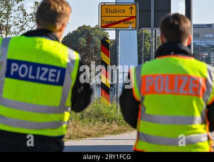 28 September 2023, Brandenburg, Frankfurt (Oder): Two officers of the Federal Police stand at the German-Polish border crossing Stadtbrücke during a control against smuggling of migrants. Currently, migrants are apprehended several times a day in this border region with Poland. Photo: Patrick Pleul/dpa Stock Photo