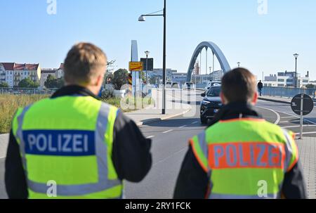 28 September 2023, Brandenburg, Frankfurt (Oder): Two officers of the Federal Police stand at the German-Polish border crossing Stadtbrücke during a control against smuggling of migrants. Currently, migrants are apprehended several times a day in this border region with Poland. Photo: Patrick Pleul/dpa Stock Photo