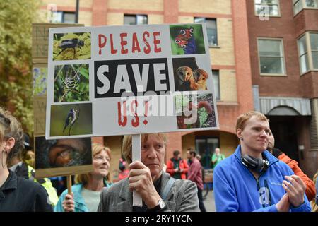 September 28, 2023, London, England, United Kingdom: A coalition of wildlife activists and organizations gathers outside DEFRA HQ in response to the State of Nature report. The RSPB (Royal Society for the Protection of Birds), in partnership with DEFRA (Department for Environment, Food, and Rural Affairs) and various wildlife and research groups, releases the report, offering a comprehensive assessment of the state of UK wildlife. (Credit Image: © Thomas Krych/ZUMA Press Wire) EDITORIAL USAGE ONLY! Not for Commercial USAGE! Stock Photo