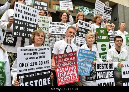 September 28, 2023, London, England, United Kingdom: Wildlife TV presenter CHRIS PACKHAM leads a wildlife rally outside DEFRA HQ in response to the State of Nature report. The RSPB and DEFRA, along with other wildlife organizations, release the report assessing the health of UK wildlife. (Credit Image: © Thomas Krych/ZUMA Press Wire) EDITORIAL USAGE ONLY! Not for Commercial USAGE! Stock Photo