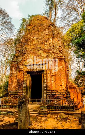 Prasat Krahom (Red Temple), Prasat Thom, Koh Ker, Preah Vihear Province, Cambodia. © Kraig Lieb Stock Photo