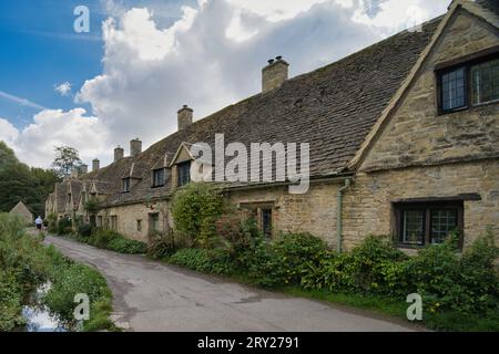 The picturesque Arlington Row cottages in  Bibury were built in 1380 as a monastic wool store. This was then converted into a row of weavers' cottages Stock Photo