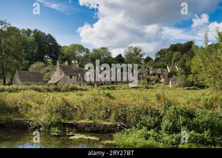 The picturesque Arlington Row cottages in  Bibury were built in 1380 as a monastic wool store. This was then converted into a row of weavers' cottages Stock Photo