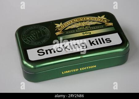 Golden Virginia mano el tabaco de liar y Papeles Rizla Verde Fotografía de  stock - Alamy